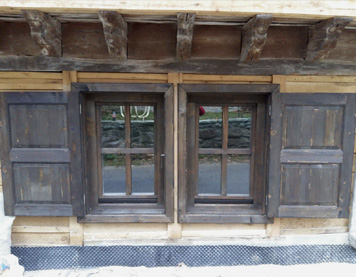 Състарени прозорци с капаци